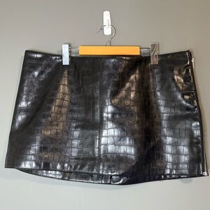 Divided size 18 black crocodile-embossed faux leather mini skirt zipper closure